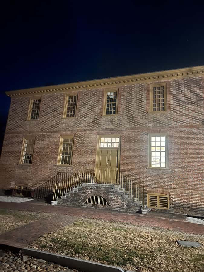 Williamsburg: Dead of Night Tour with Paranormal Equipment - The guide’s role in shaping the evening